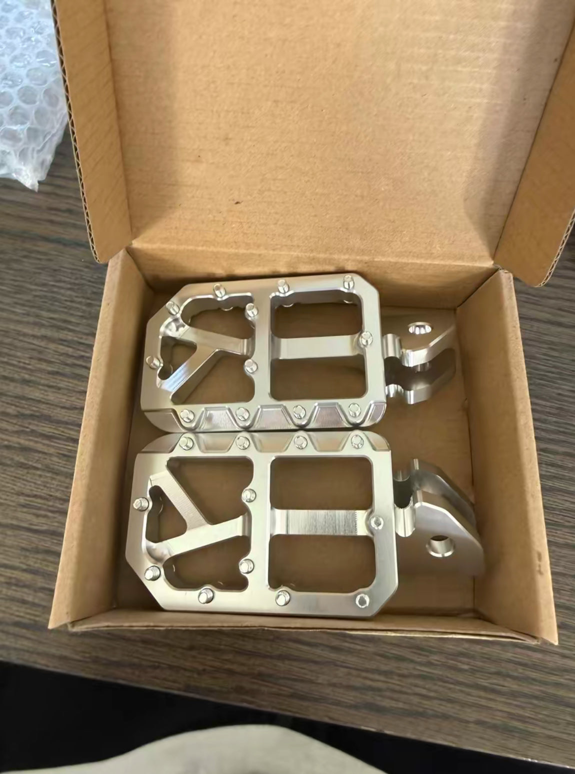 Emoto footpegs